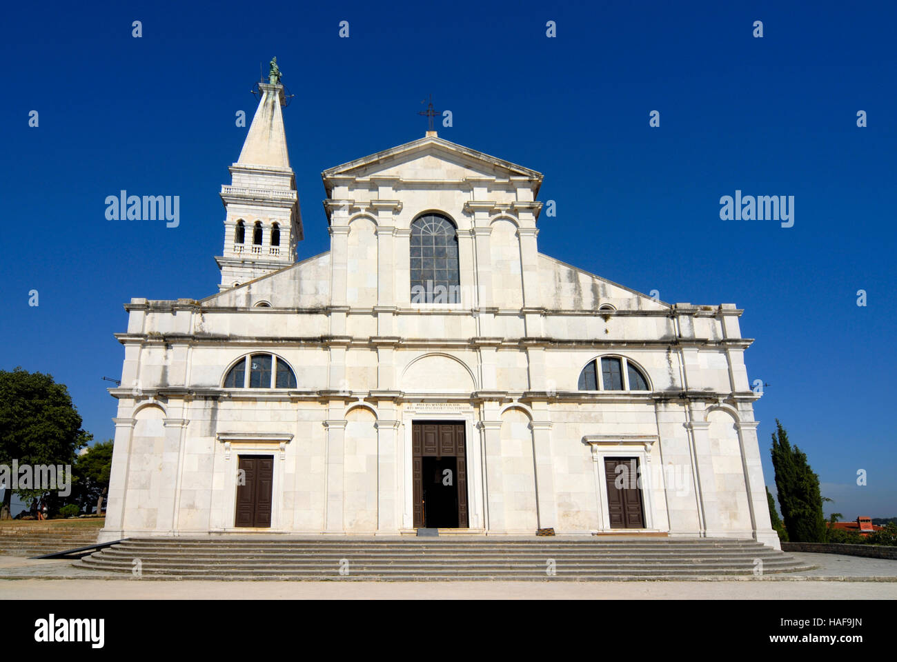 Frontale Fassade der barocken Kathedrale der Hl. Euphemia in Rovinj, Istrien, Kroatien, Europa Stockfoto