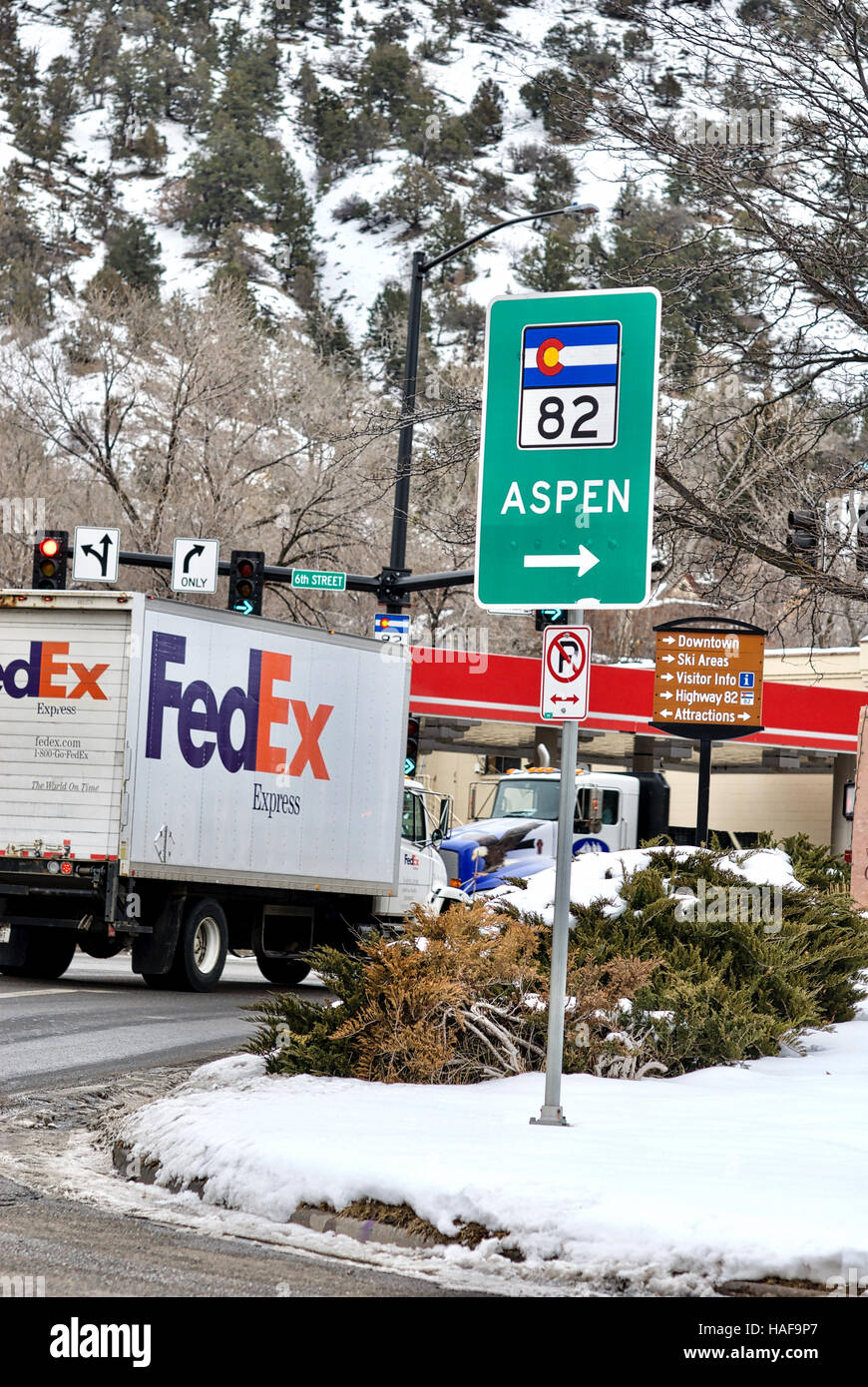 Wegweiser nach Colorado Highway 82 nach Aspen, Colorado, in Glenwood Springs, Colorado, mit einem FedEx LKW an Ampel drehen. Stockfoto