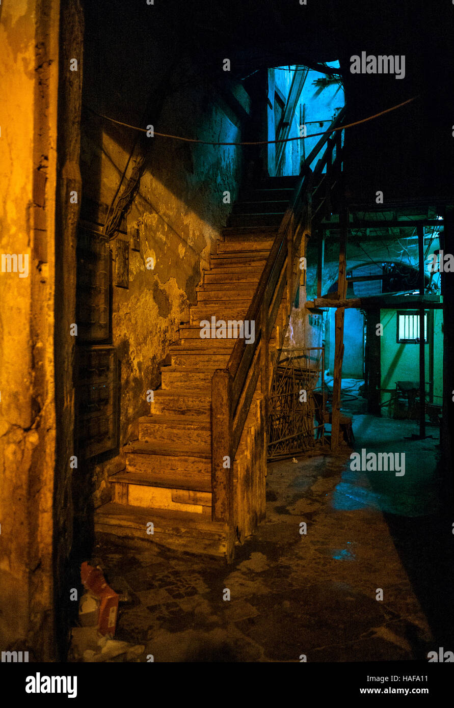 Eingangsbereich, Treppen und Fliesenboden in baufälligen Haus Havanna Kuba Neon Beleuchtung Zusammenlebens verfallenen Gebäude Stockfoto
