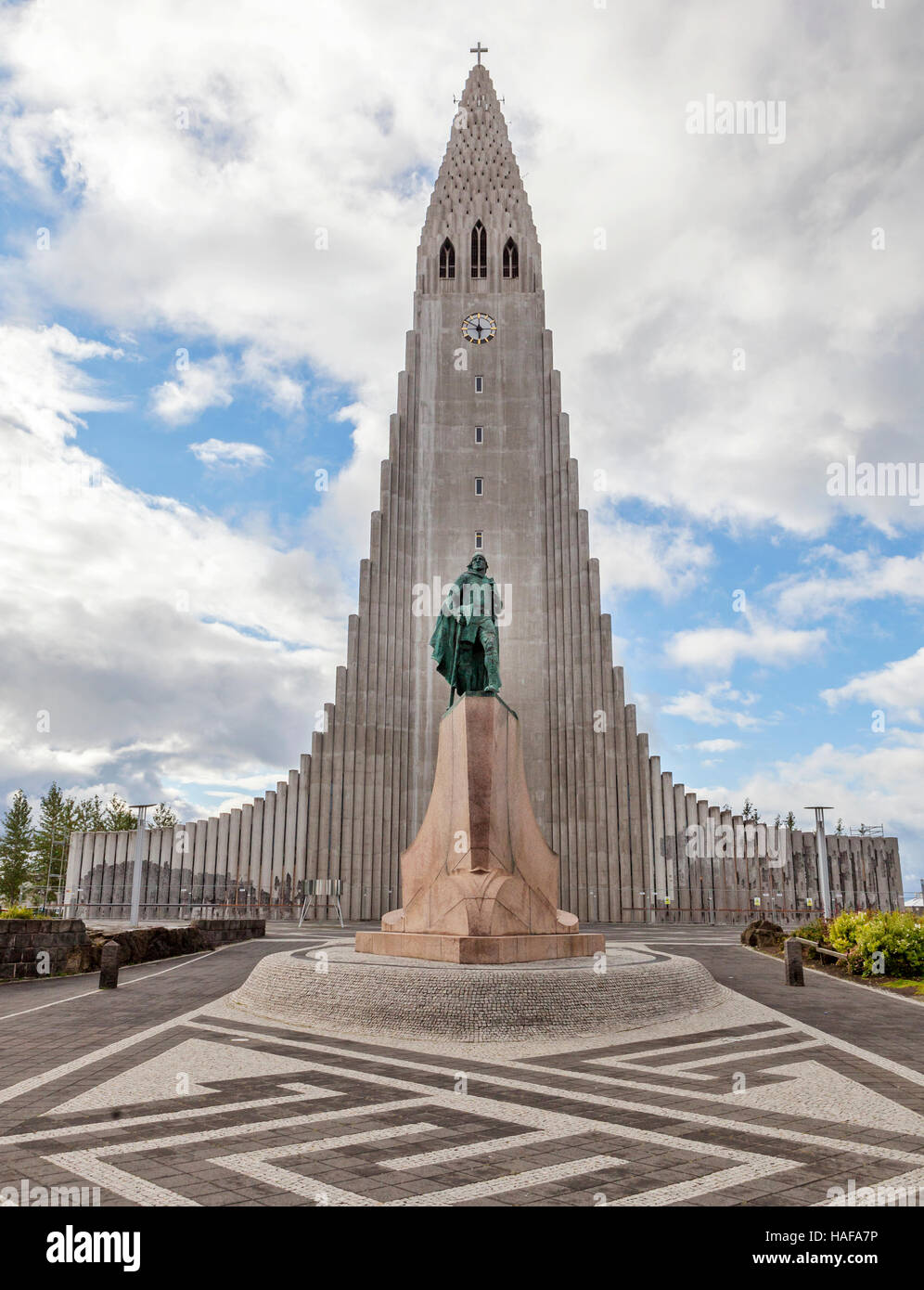 Die Hallgrimskirkja lutherische Kirche und die Statue von Leifur