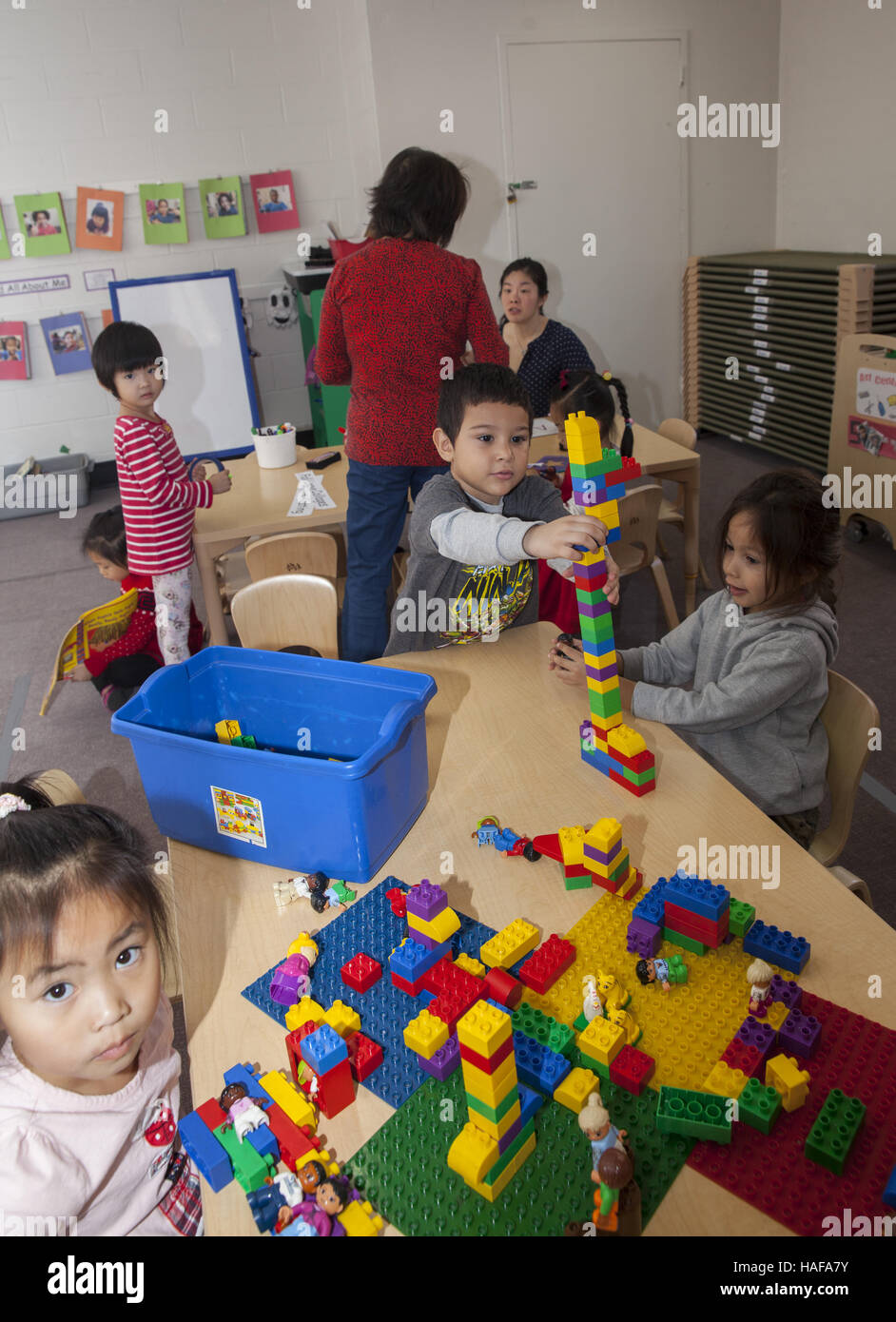 Junge Kinder bauen mit Lego-Bausteine in einem Kindergarten in Manhattan auf der Lower East Side. Stockfoto