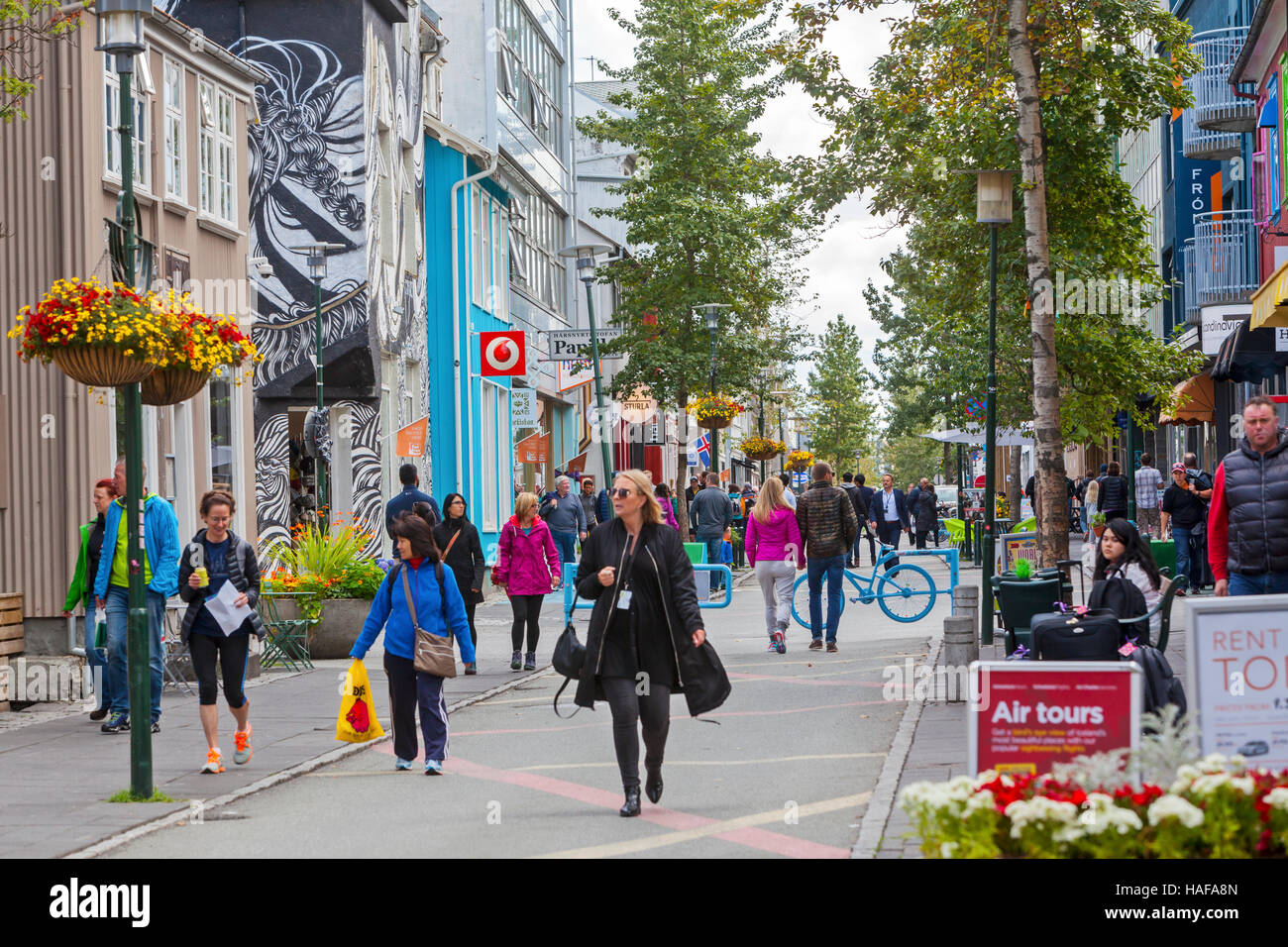 Menschen, Touristen zu Fuß in der Laugavegur Einkaufsviertel in Reykjavik, Island. Stockfoto
