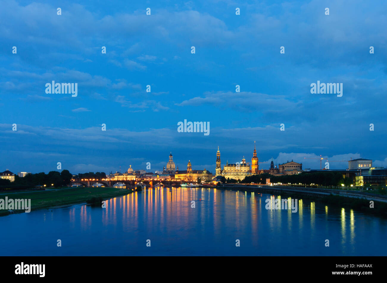 Dresden: Blick von der Brücke Marienbrücke auf Elbe und Altstadt, Sachsen, Sachsen, Deutschland Stockfoto
