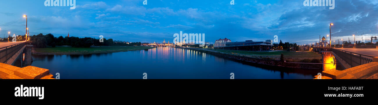 Dresden: Blick von der Brücke Marienbrücke an die Elbe, die Dreikönigskirche der Neustadt, die Altstadt und das Congress Center, Sachsen, Sachsen, Stockfoto