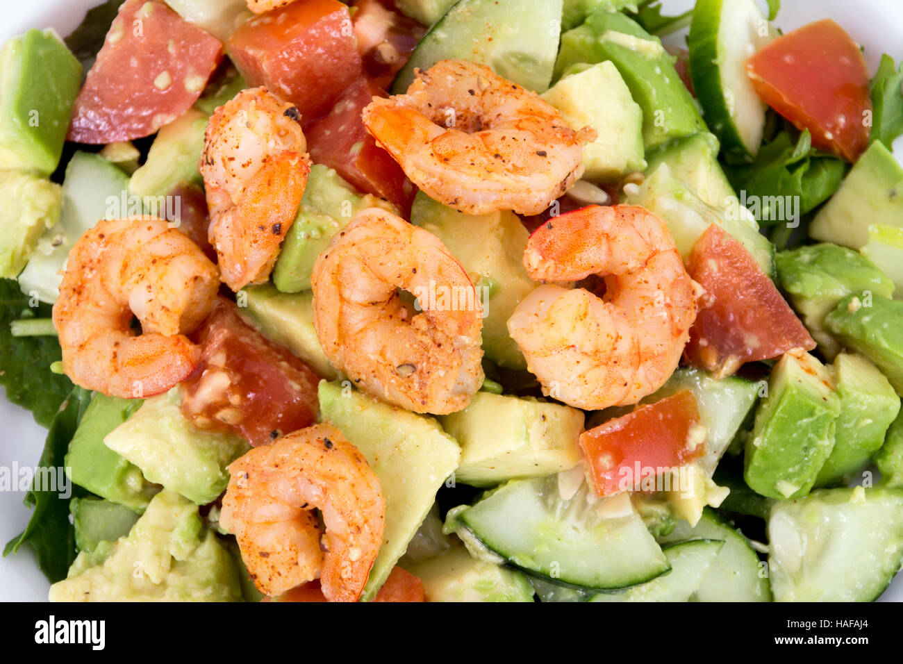 Würzige Garnelen und Avocado-Salat-Teller Stockfoto