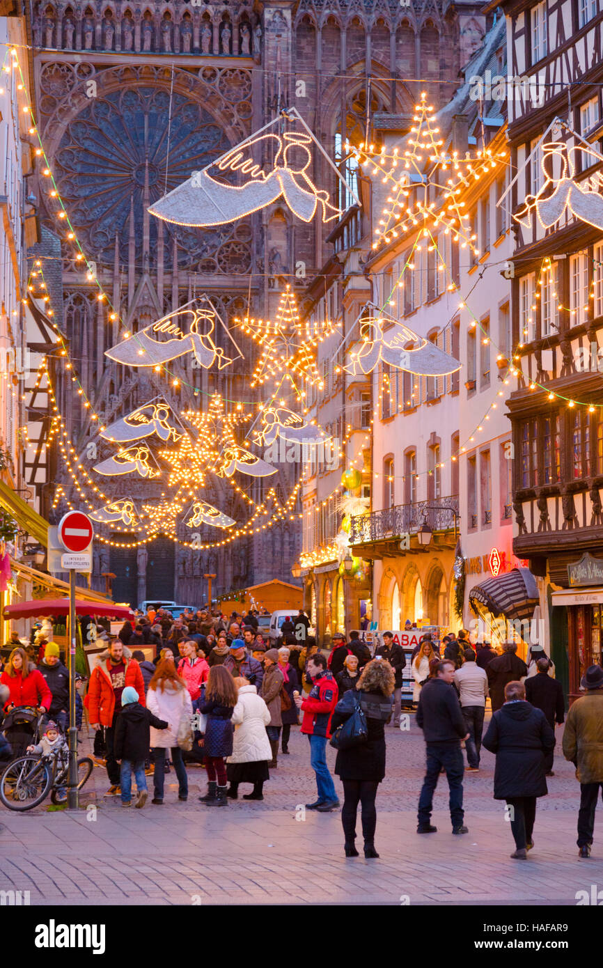 Touristen durch die Straßen von Straßburg in der Weihnachtszeit, Weinstraße, Elsass, Bas-Rhin, Frankreich. Stockfoto