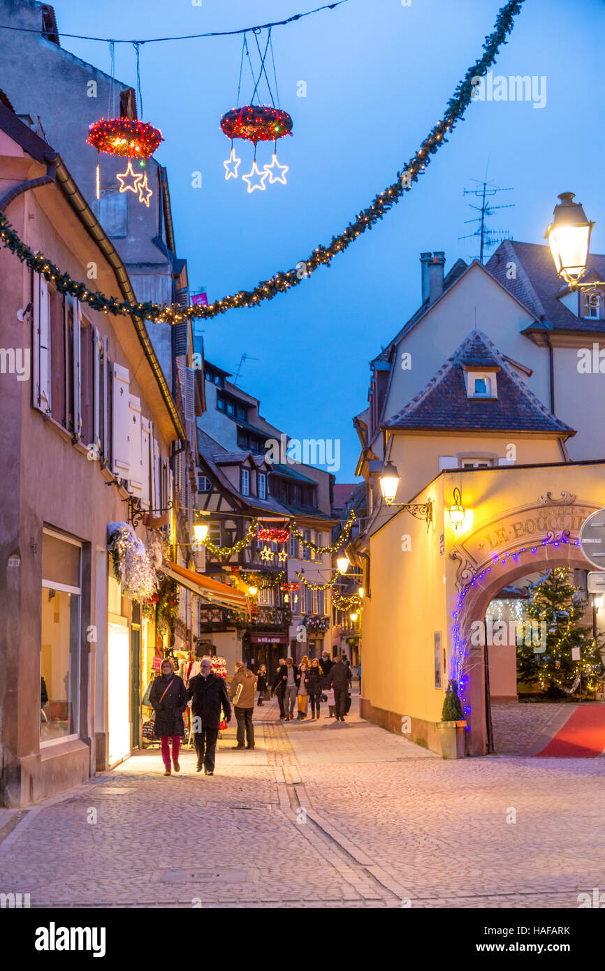 Touristen durch die Straßen von Straßburg in der Weihnachtszeit, Weinstraße, Elsass, Bas-Rhin, Frankreich. Stockfoto