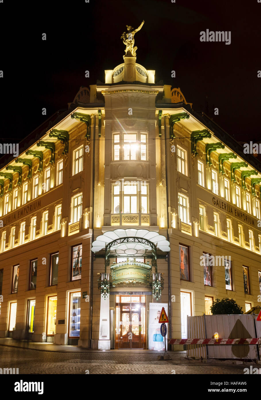 Die urbanc Haus, in dem sich die Galerija Emporium, ist an der Prešeren-Platz, dem Hauptplatz von Ljubljana, Slowenien. Stockfoto