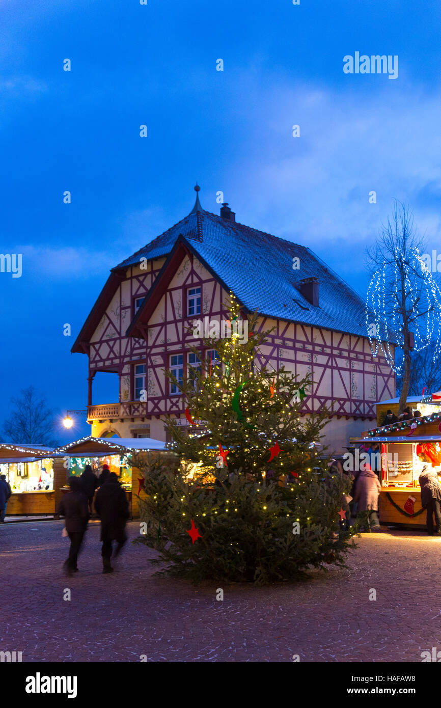 Weihnachtsmarkt in der Nacht Riquewihr, Elsass, Frankreich. Stockfoto