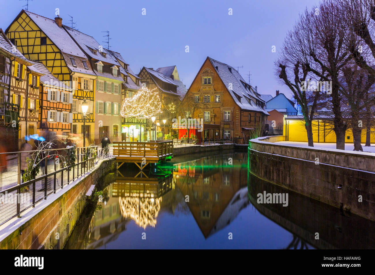 Weihnachts-Dekoration in der Nacht Petite Venise, Colmar Elsass Haut-Rhin-Frankreich Stockfoto