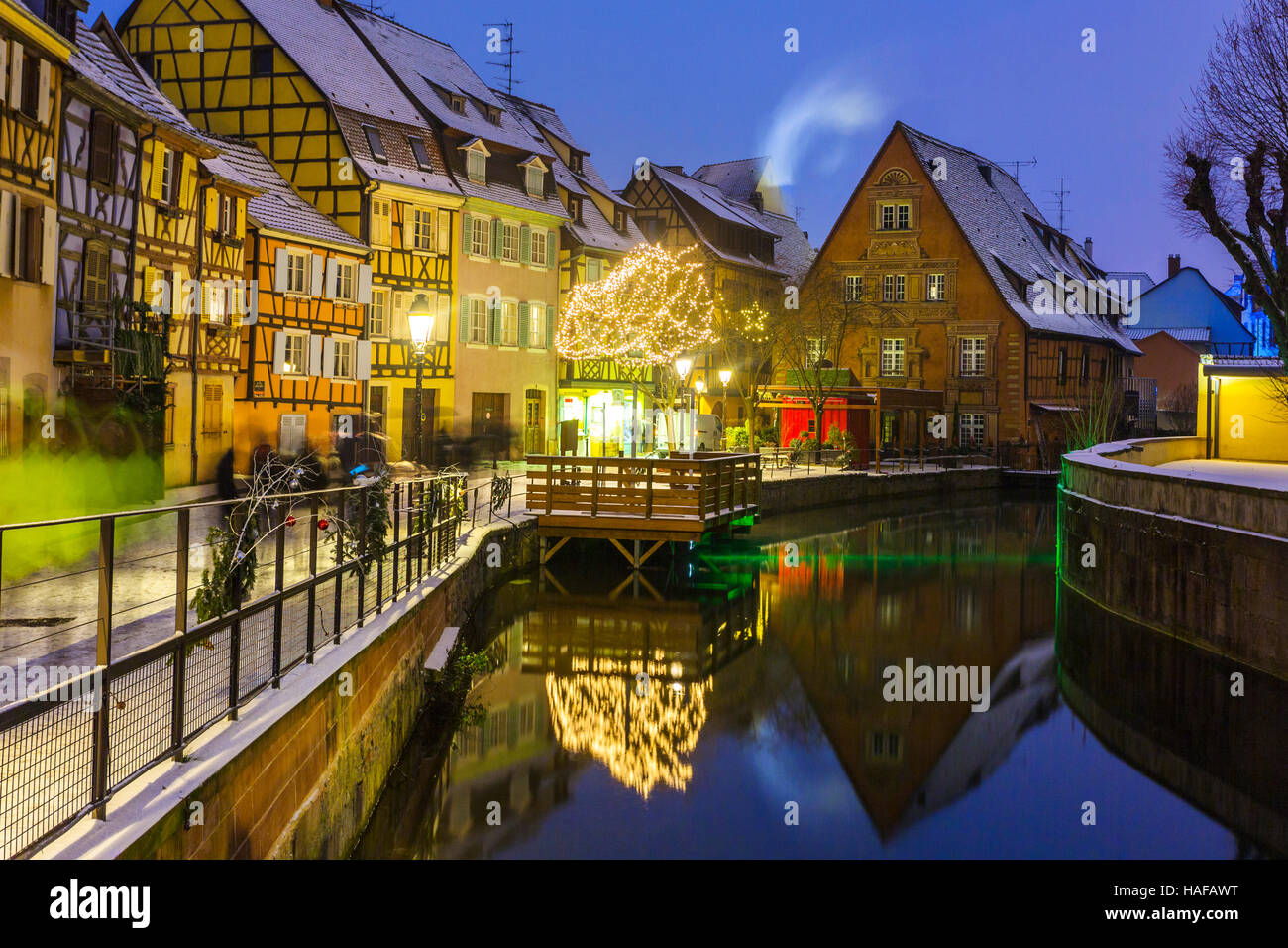 Weihnachts-Dekoration in der Nacht Petite Venise, Colmar Elsass Haut-Rhin-Frankreich Stockfoto