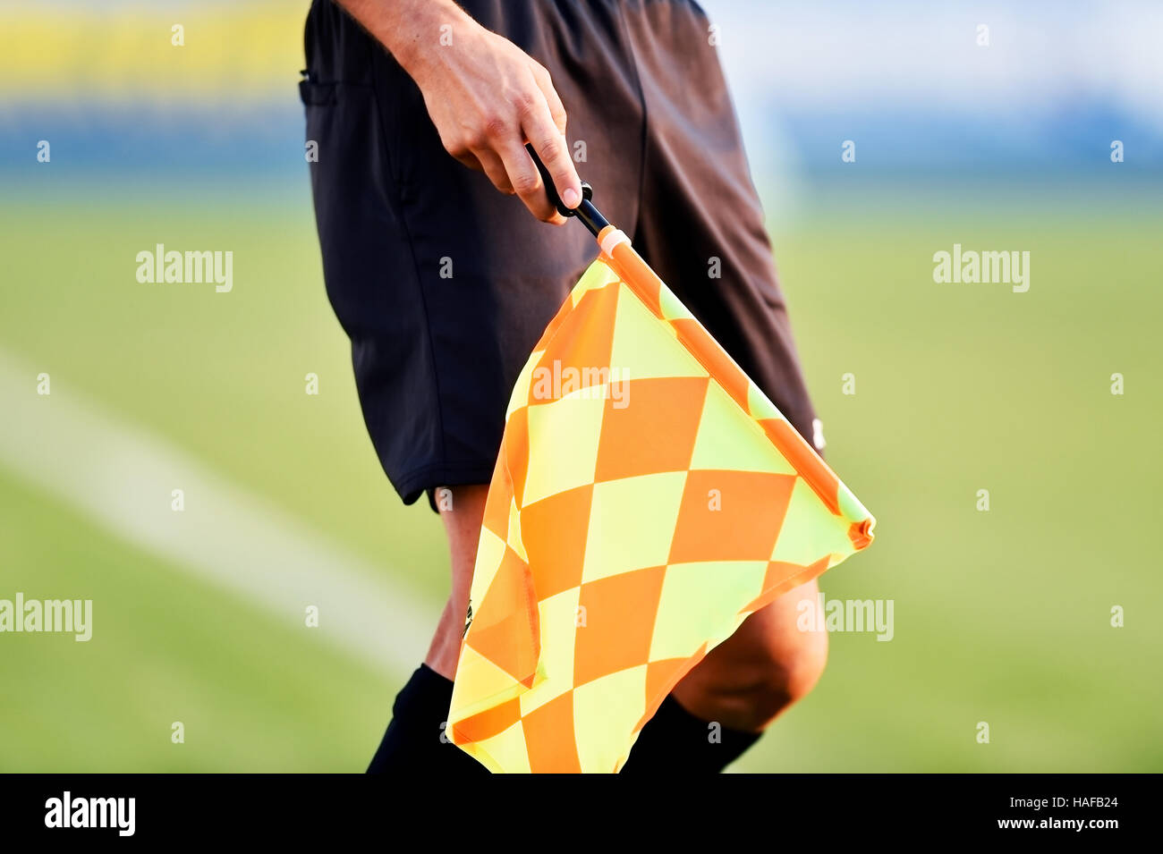 Schiedsrichter-Assistenten Verschieben entlang der Seitenlinie während eines Fußballspiels Stockfoto