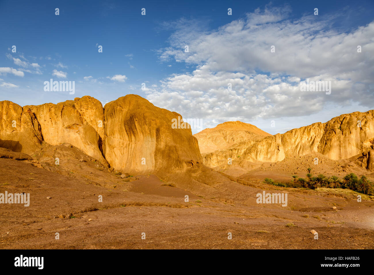 Geologisch sehr interessantes Land über Fint Oase nahe der Stadt Ouarzazate in Marokko Stockfoto