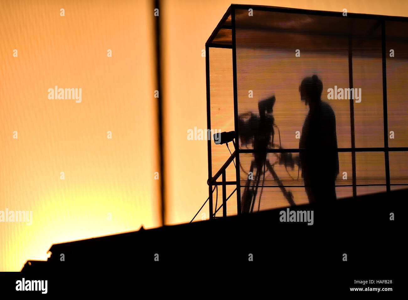 Der Kameramann Silhouette Rundfunk live aus einem Stadion Stockfoto