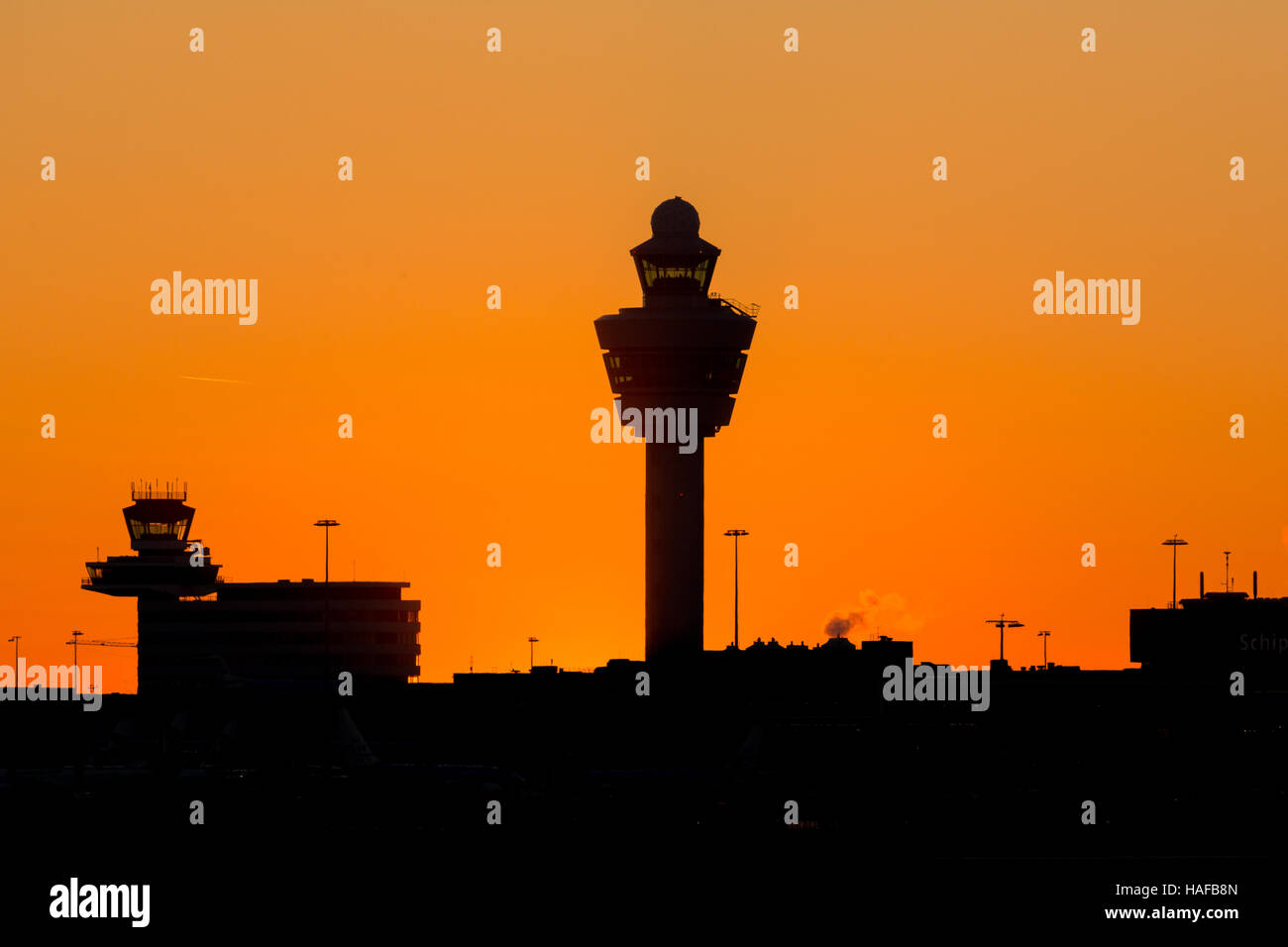Amsterdam-Schiphol Flughafen Sonnenuntergang bei klarem Himmel Stockfoto