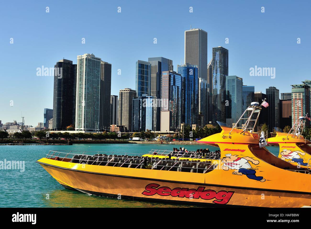 Geschwindigkeit touristischen Boote gebunden entlang den Navy Pier, Chicago. Navy Pier ist die Nummer eins der Stadt touristische Destination. Chicago, Illinois, USA. Stockfoto