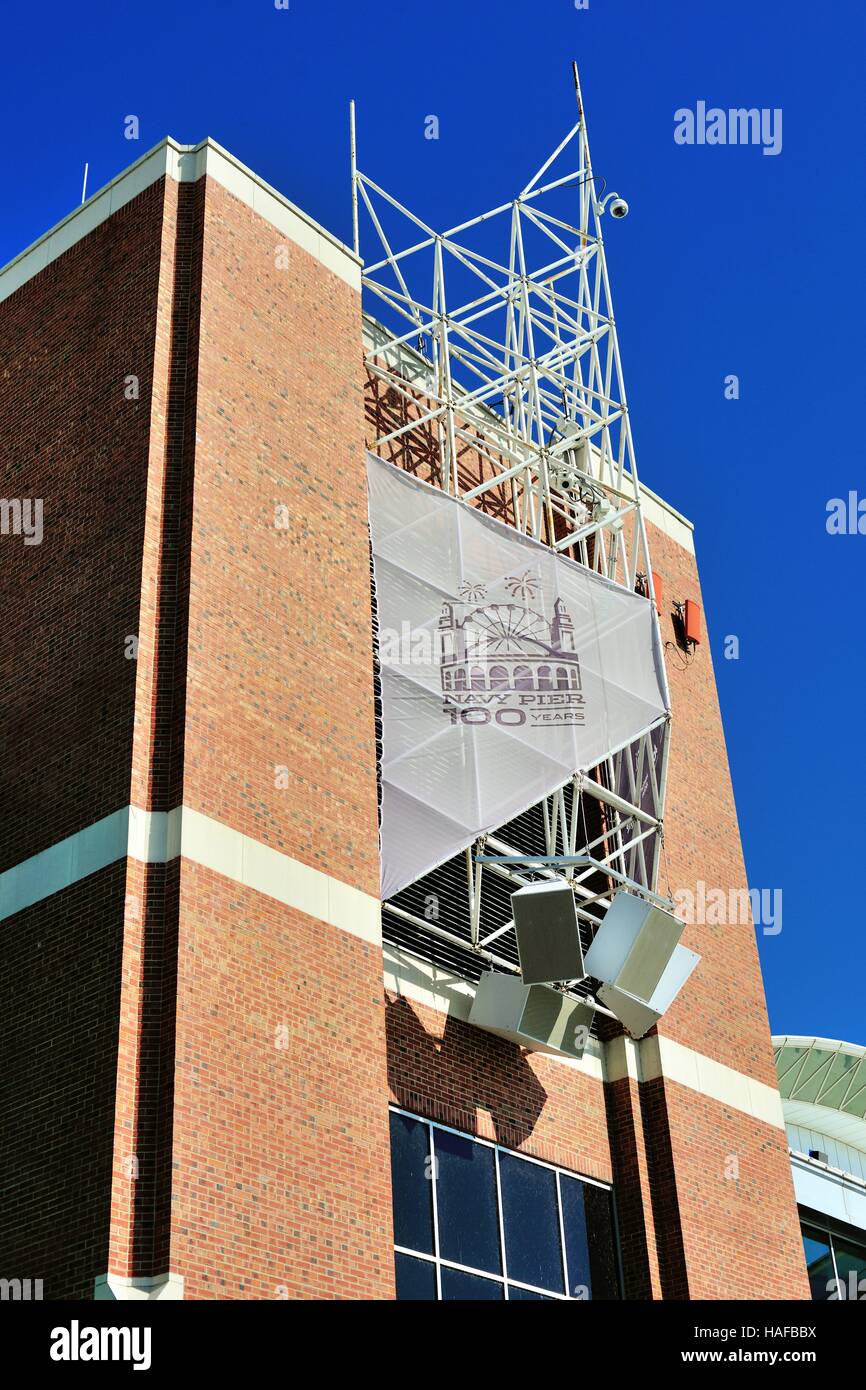 Chicago, Illinois, USA. Banner Ankündigung Navy Pier 100-jähriges Bestehen. Stockfoto