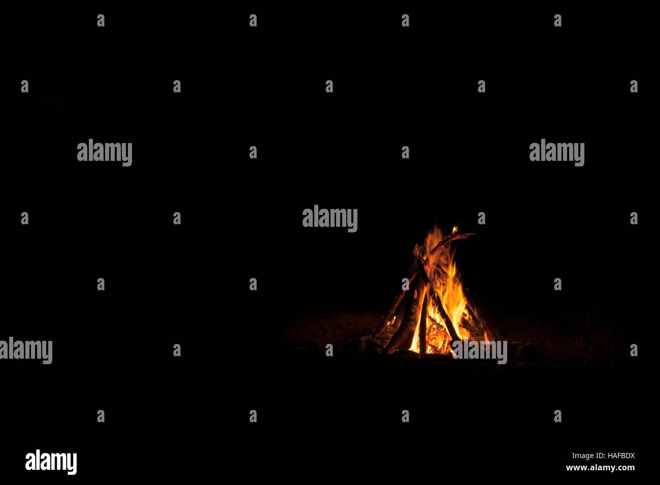 Night Time Camp Fire auf schwarzem Hintergrund Stockfoto