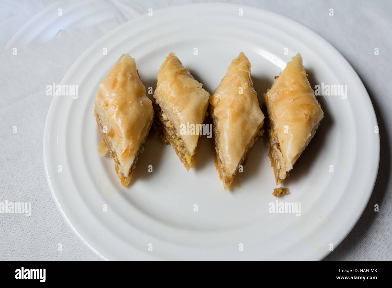 Nahaufnahme von Baklava, ein Dessert mit Blätterteig und gehackten Nüssen und Zuckersirup. Es ist ein beliebtes türkisches dessert Stockfoto