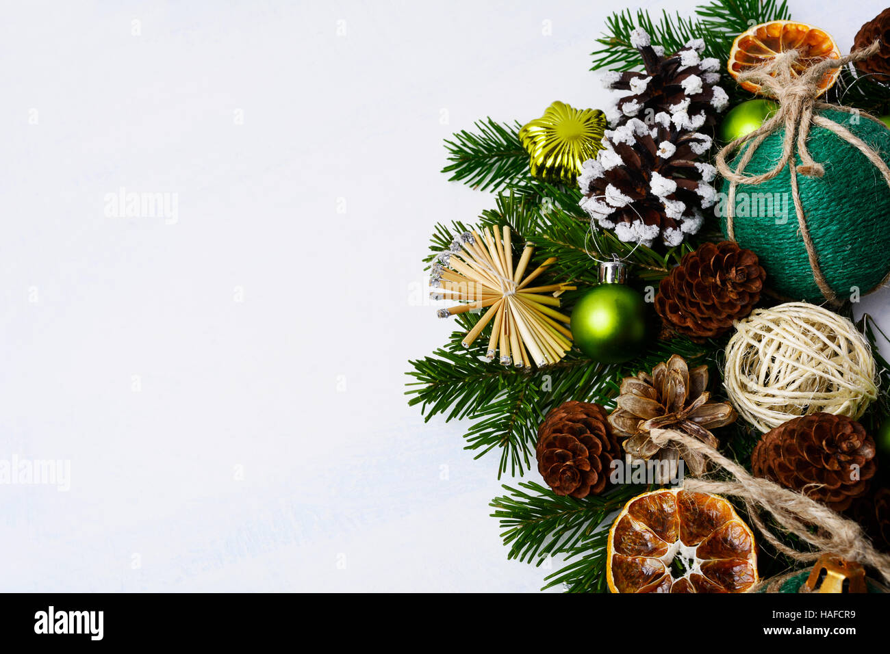 Weihnachten Hintergrund mit rustikalen hausgemachte Ornamenten und Tannenzweigen. Weihnachts-Dekoration mit Tannenzapfen.  Kopieren Sie Raum. Stockfoto