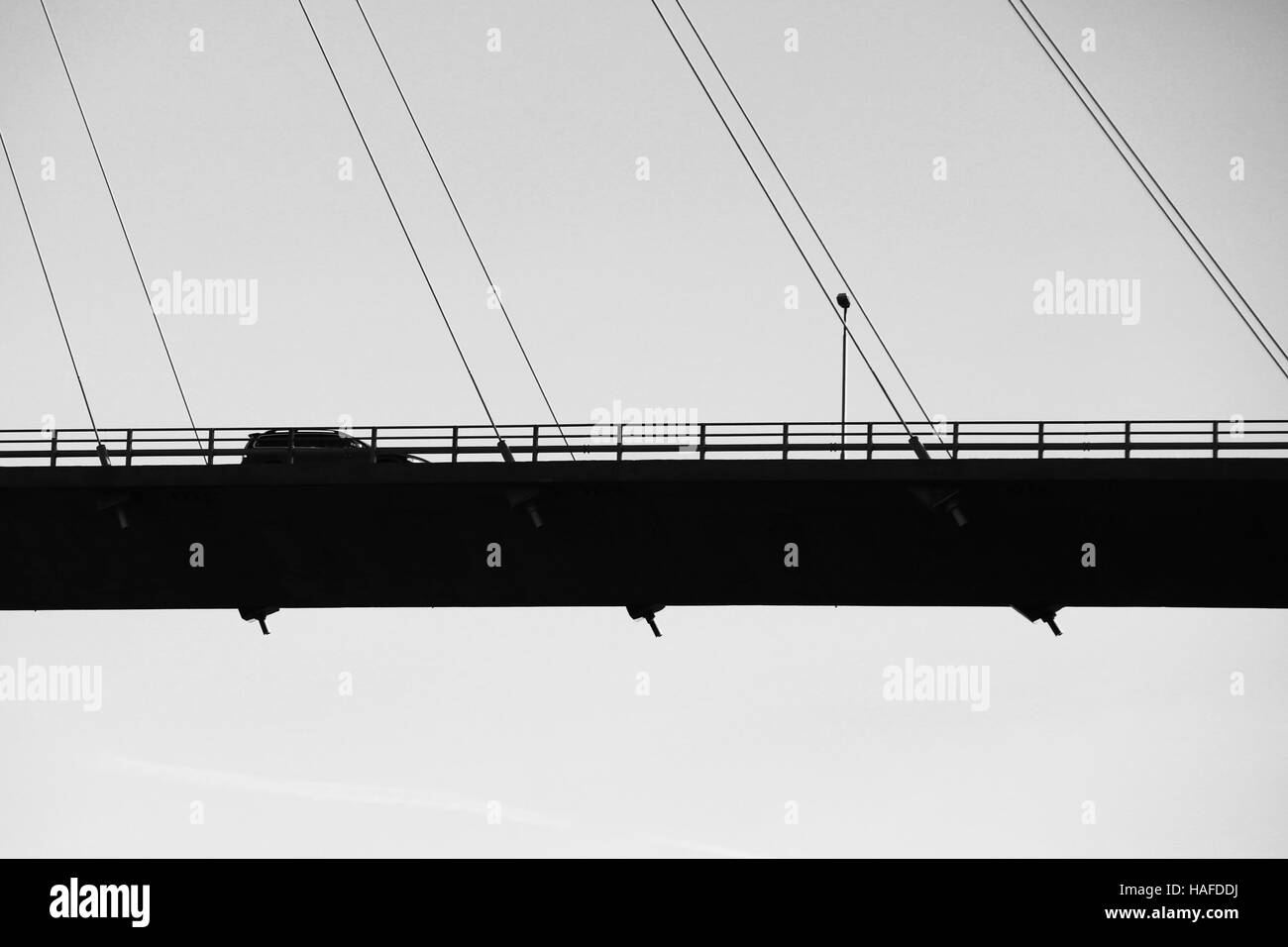 Auto fährt auf modernen Automobil Schrägseilbrücke in Norwegen, Silhouette schwarz / weiß Foto Stockfoto
