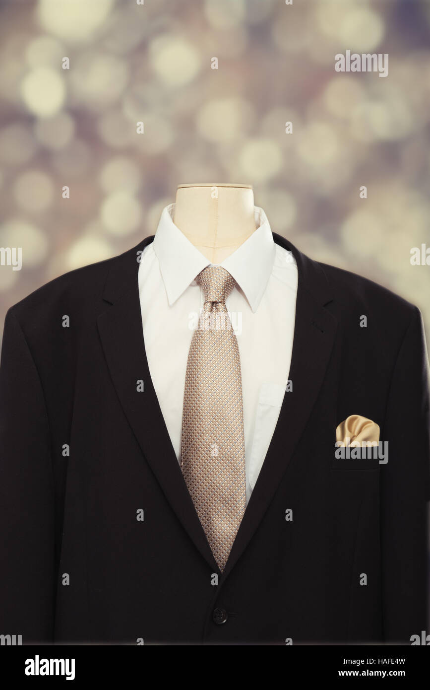 Nahaufnahme von einem Mann Anzug und Krawatte mit weißem Hemd und gold farbigen Taschentuch Stockfoto