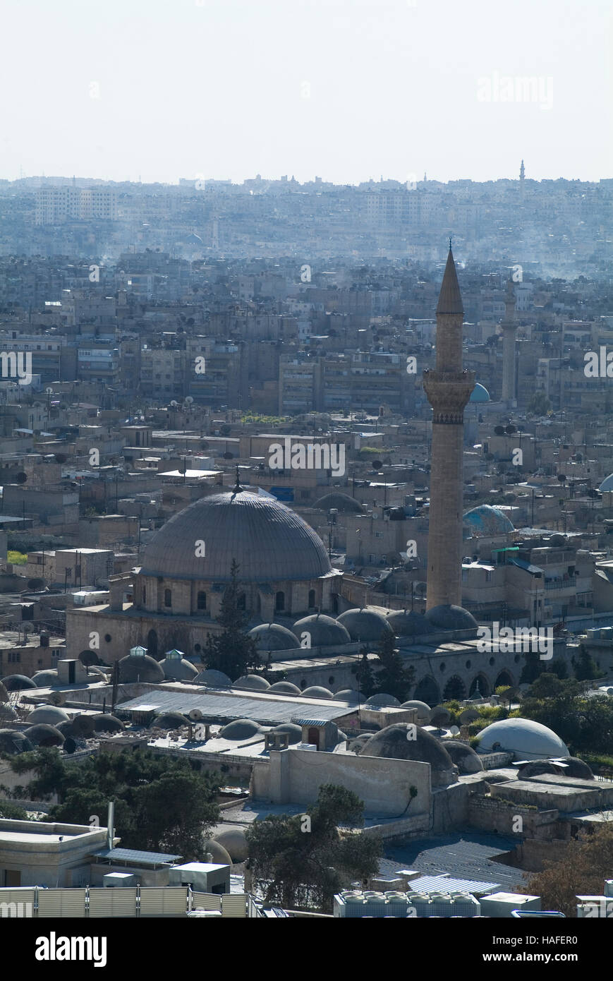 Der Blick über Aleppo von der Zitadelle, einem großen mittelalterlichen befestigten Palast, vor dem Bürgerkrieg. Stockfoto