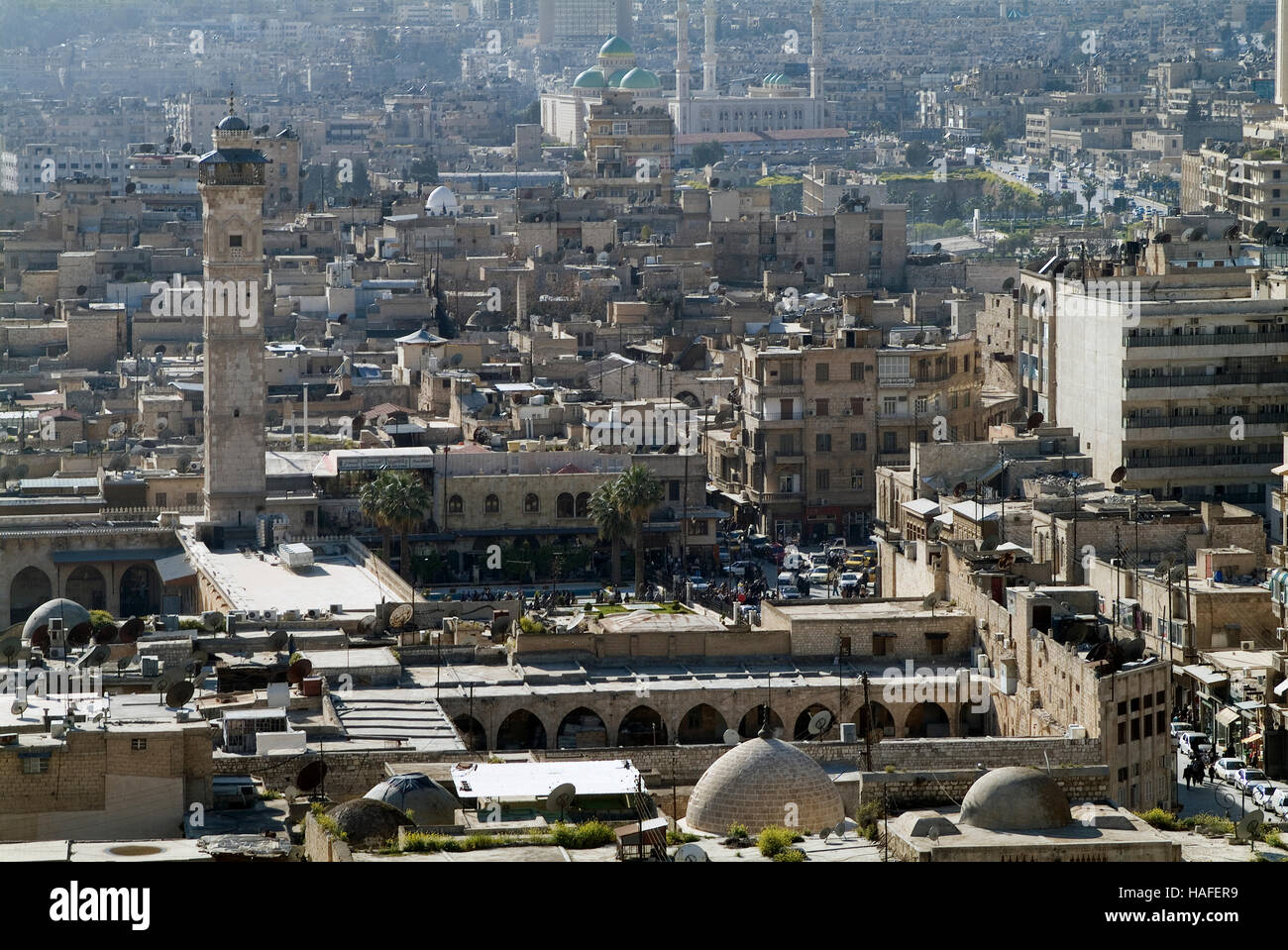 Der Blick über Al-Madina Souk und der großen Moschee in Aleppo von der Zitadelle vor dem Bürgerkrieg. Stockfoto