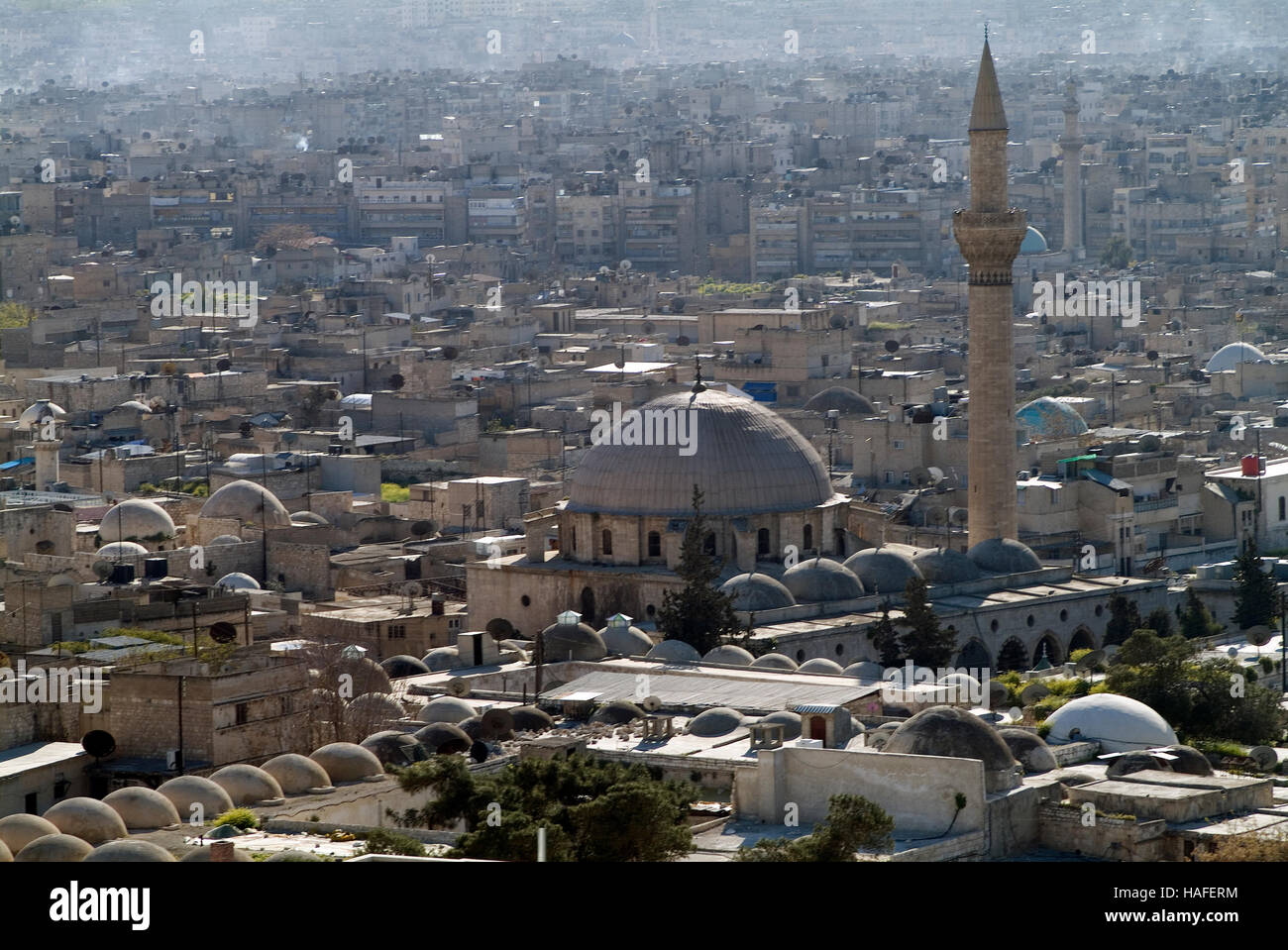 Der Blick über Aleppo von der Zitadelle, einem großen mittelalterlichen befestigten Palast, vor dem Bürgerkrieg. Stockfoto
