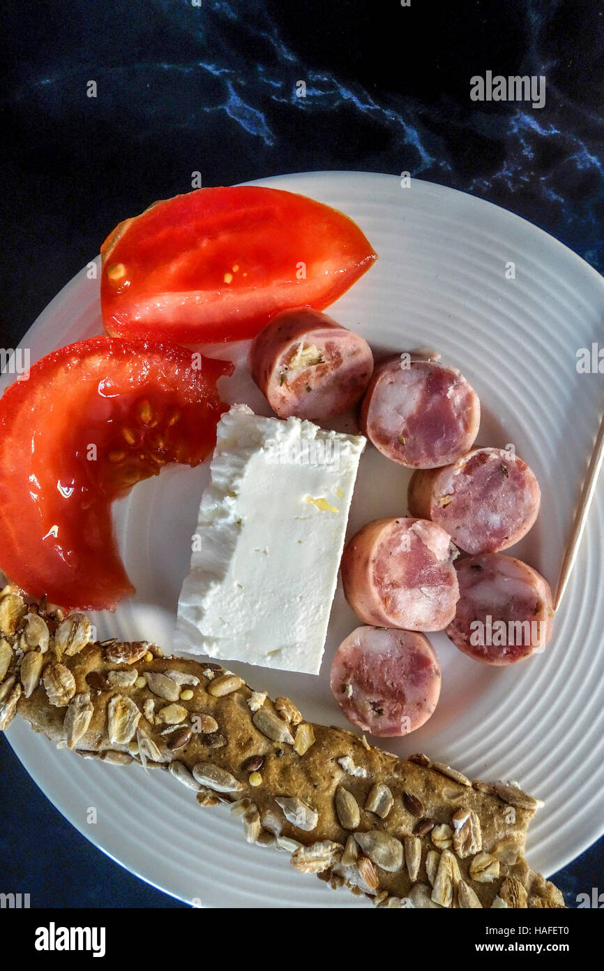 Traditionellen kretischen Meze mit Kritsinia Brot-Stick, Feta-Käse, Tomaten und geräuchertem Dorf Würstchen, Kreta, Griechenland Stockfoto