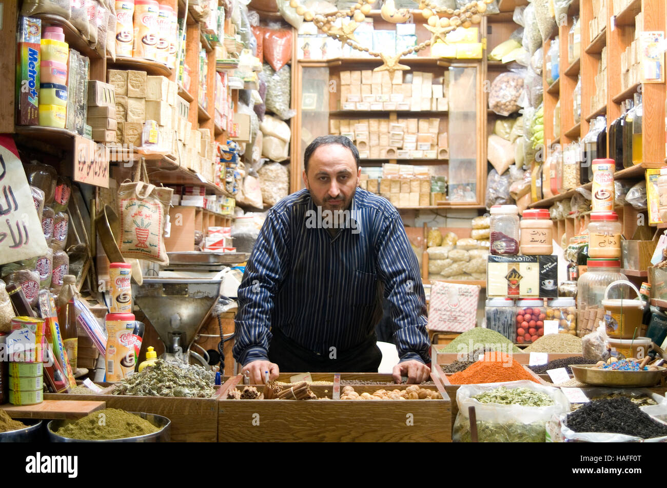 Ein Ladenbesitzer in Al Madina Souk in Aleppo, Syrien, bevor es den syrischen Bürgerkrieg weitgehend zerstört wurde. Stockfoto