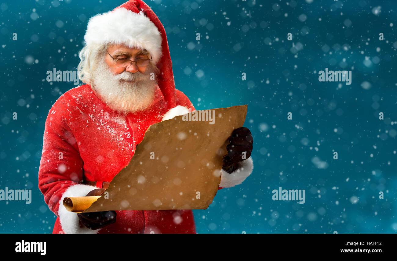 Freundlichen Weihnachtsmann lesen Vintage Papier mit wünschen. Frohe Weihnachten & Silvester-Konzept. Stockfoto