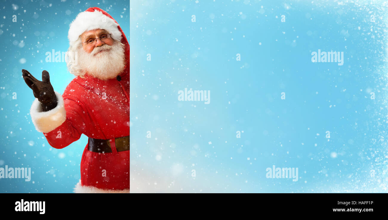 Lustiger Weihnachtsmann Banner mit blauen Raum für Ihr Text halten. Frohe Weihnachten & Silvester-Konzept. Hautnah auf blauen Hintergrund jedoch unscharf. Stockfoto