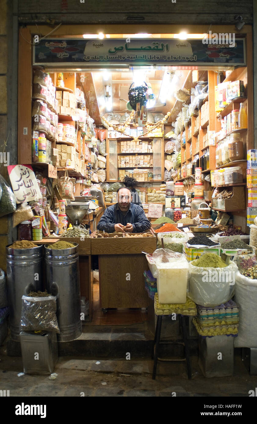 Ein Ladenbesitzer in seinem Stall in Al Madina Souk in Aleppo, Syrien, bevor es den syrischen Bürgerkrieg weitgehend zerstört wurde. Stockfoto