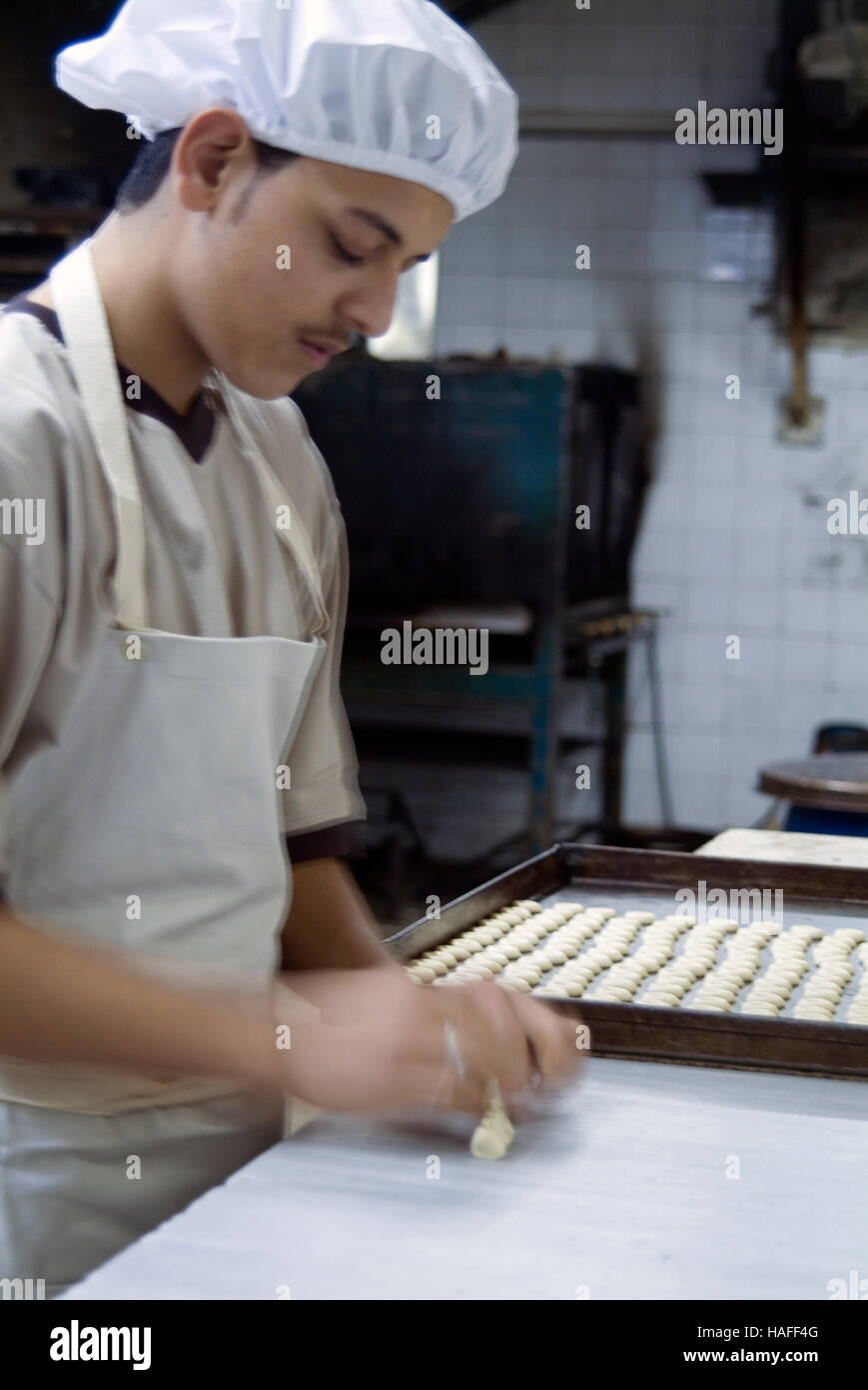 Koch in Al-Andalos Süßigkeiten in Aleppo in Nordsyrien Vorbereitung Baklava vor dem Bürgerkrieg. Stockfoto