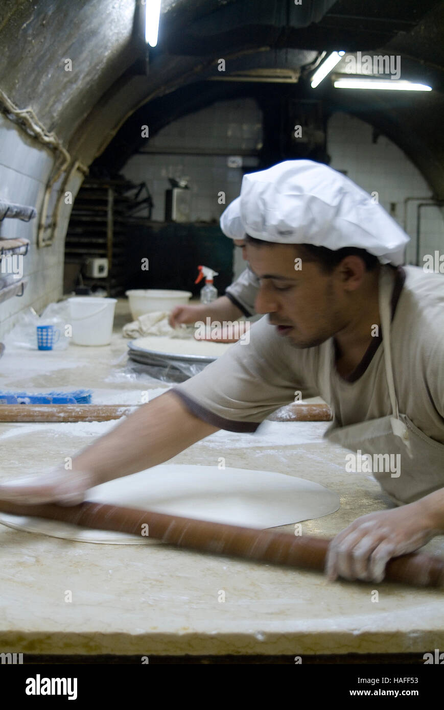 Koch in Al-Andalos Süßigkeiten in Aleppo in Nordsyrien Vorbereitung Baklava vor dem Bürgerkrieg. Stockfoto