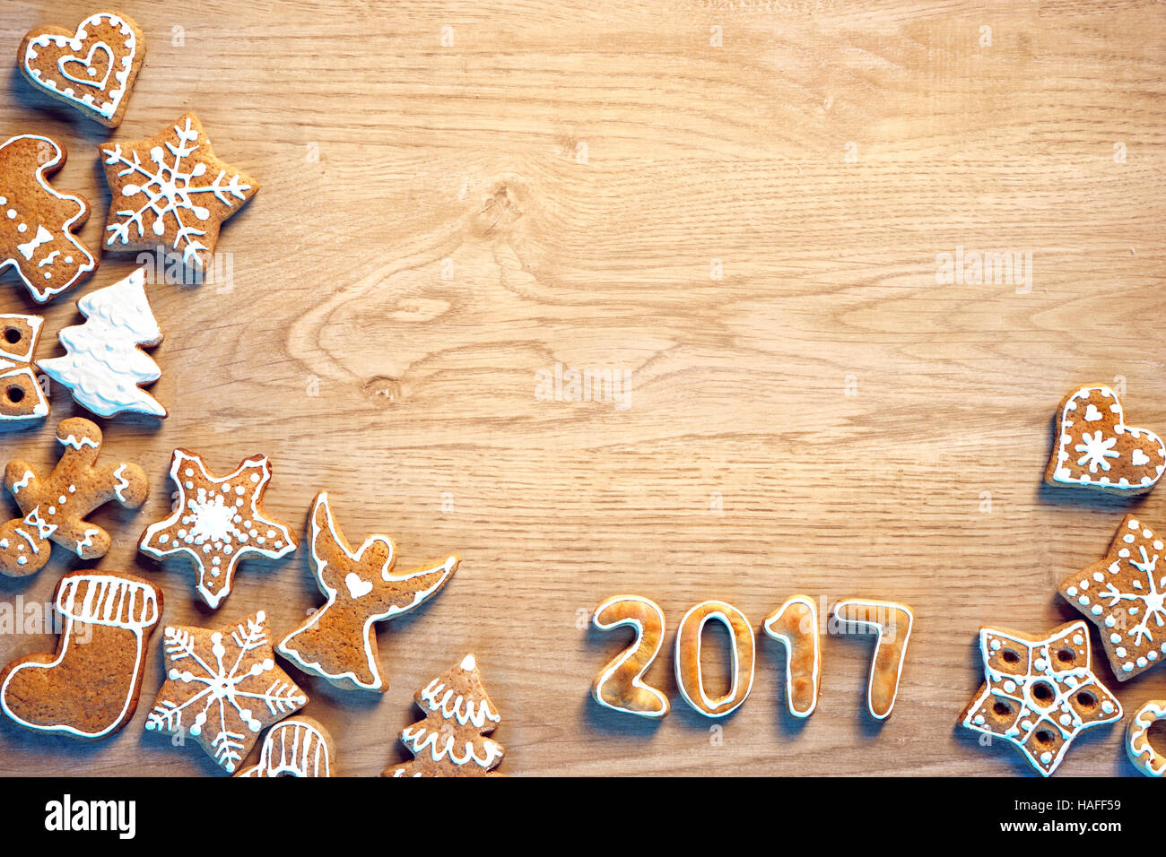 Frohe Weihnachten! Hausgemachte Kekse auf hölzernen Hintergrund. Platz für Ihren Text zu kopieren. Ansicht von oben Stockfoto