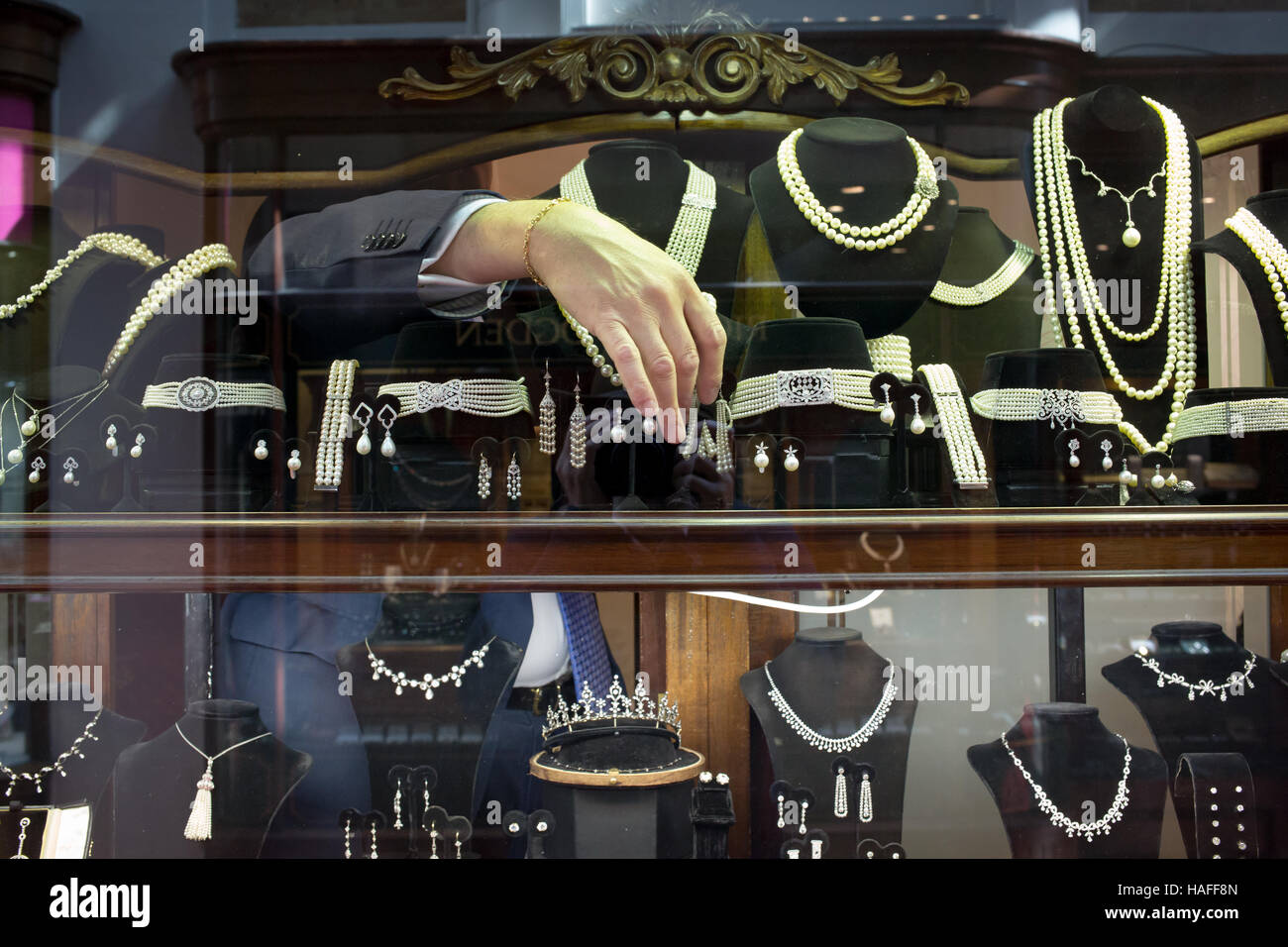 Shop Assistant Hand im Fenster der Schmuck Shop Stockfoto