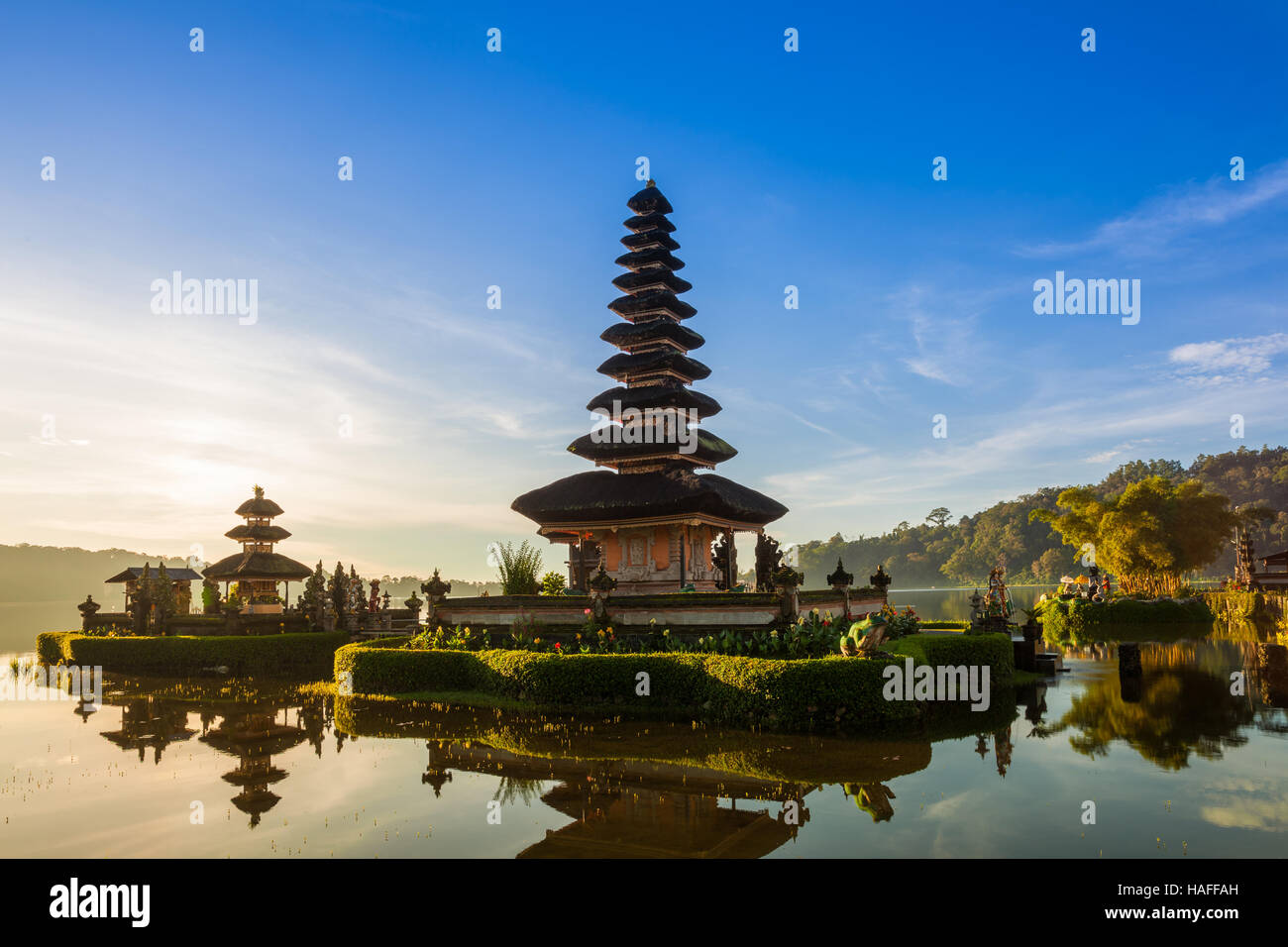 Pura Ulun Danu Bratan bei Sonnenaufgang, berühmten Tempel auf dem See, Bedugul, Bali, Indonesien. Stockfoto