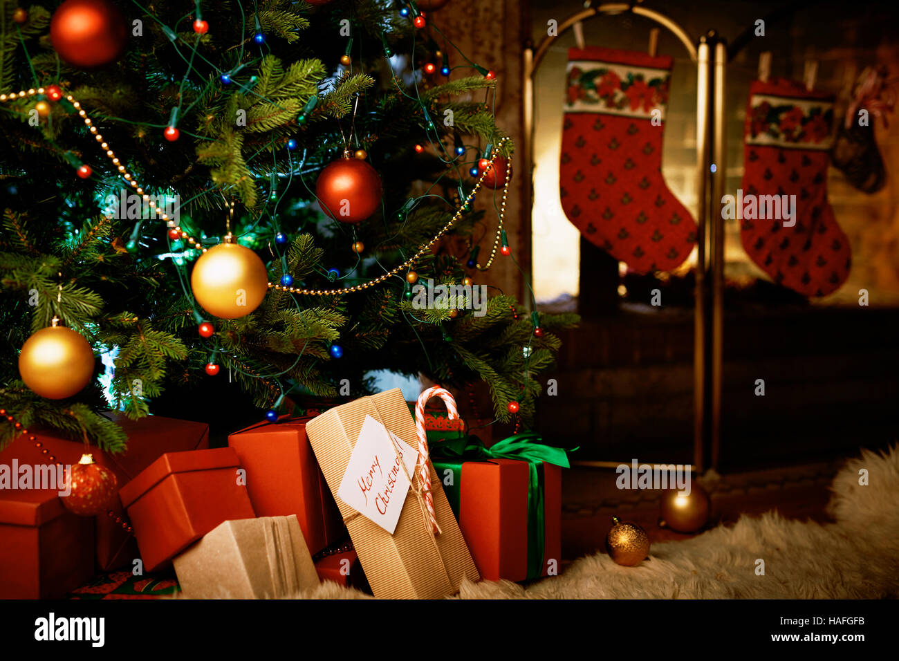Symbole des Weihnachtsfestes im Zimmer vorbereitet für Urlaub Stockfoto
