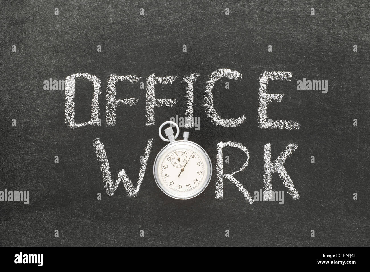 Büro Arbeit Ausdruck handschriftlich auf Tafel mit Vintage präzise Stoppuhr verwendet anstelle von O Stockfoto