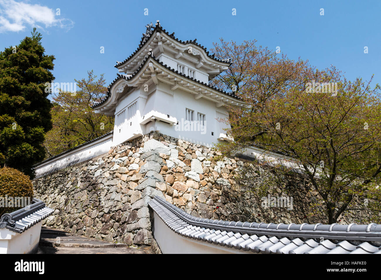 Japan Tatsuno Schloss Keirozan Asagiri Jo Jo Dobei Weiss Verputzten Wand Fuhrt Zu Ishigaki Steinwand Mit Schloss Ecke Revolver Yagura Fruhling Stockfoto Bild 126963704 Alamy
