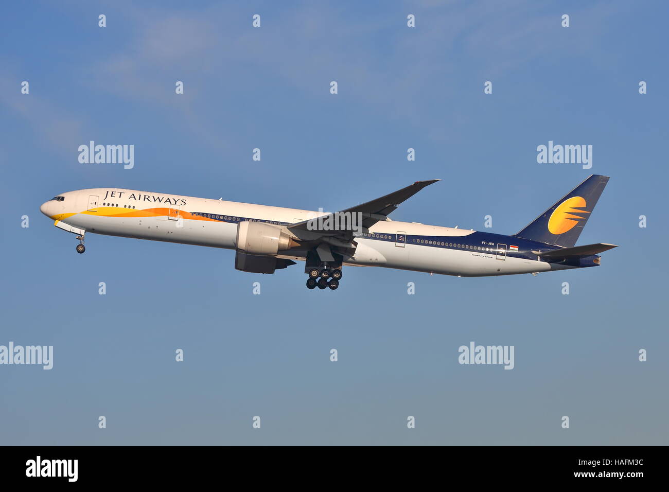 Jet Airways Boeing 777-35RER VT-JEH abheben am Flughafen Heathrow, London, UK Stockfoto