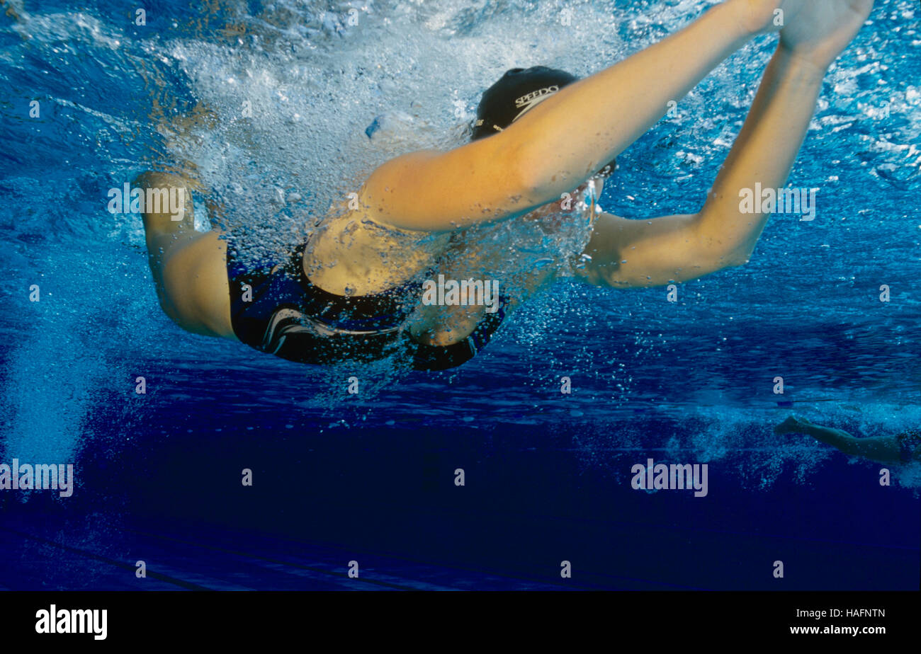 Weiblicher Schwimmer, 20 Jahre alt, Ausbildung den Schmetterling-Stil in einem Pool in Steyr, Oberösterreich, Europa Stockfoto