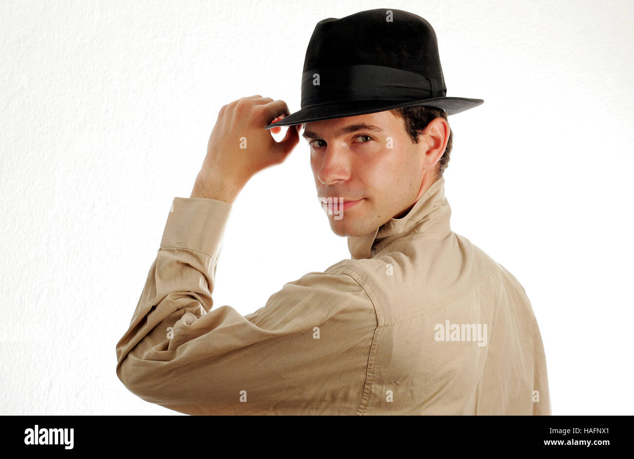 Porträt eines jungen Mannes im 20er Jahre Stil mit einem Hut und einem Hemd Stockfoto