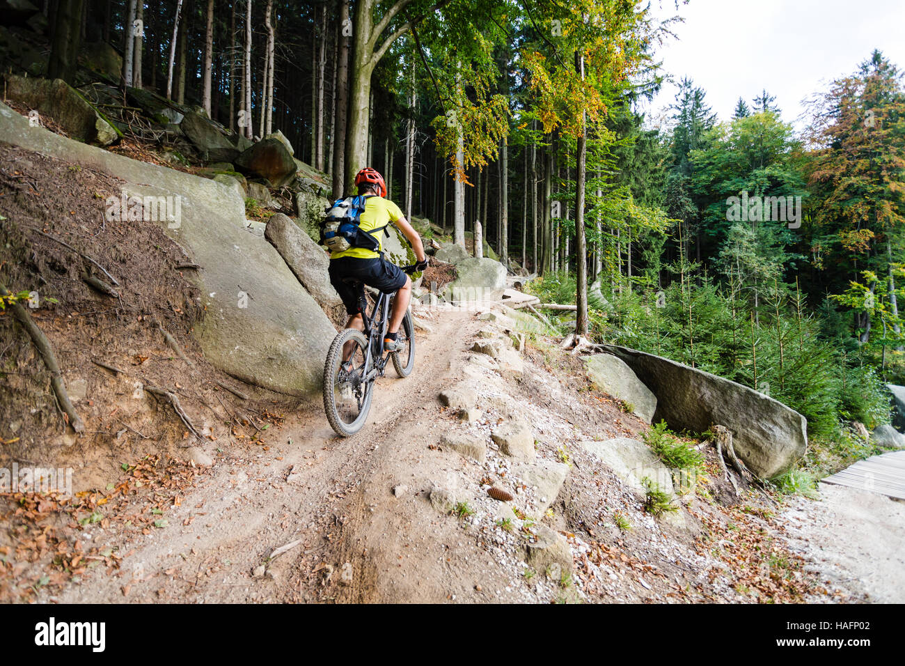 Mountainbiker in inspirierende Berge Herbstlandschaft auf Fahrrad Reiten. Mann Radsport MTB Enduro Trail unterwegs. Sport Fitness Motivation und inspira Stockfoto