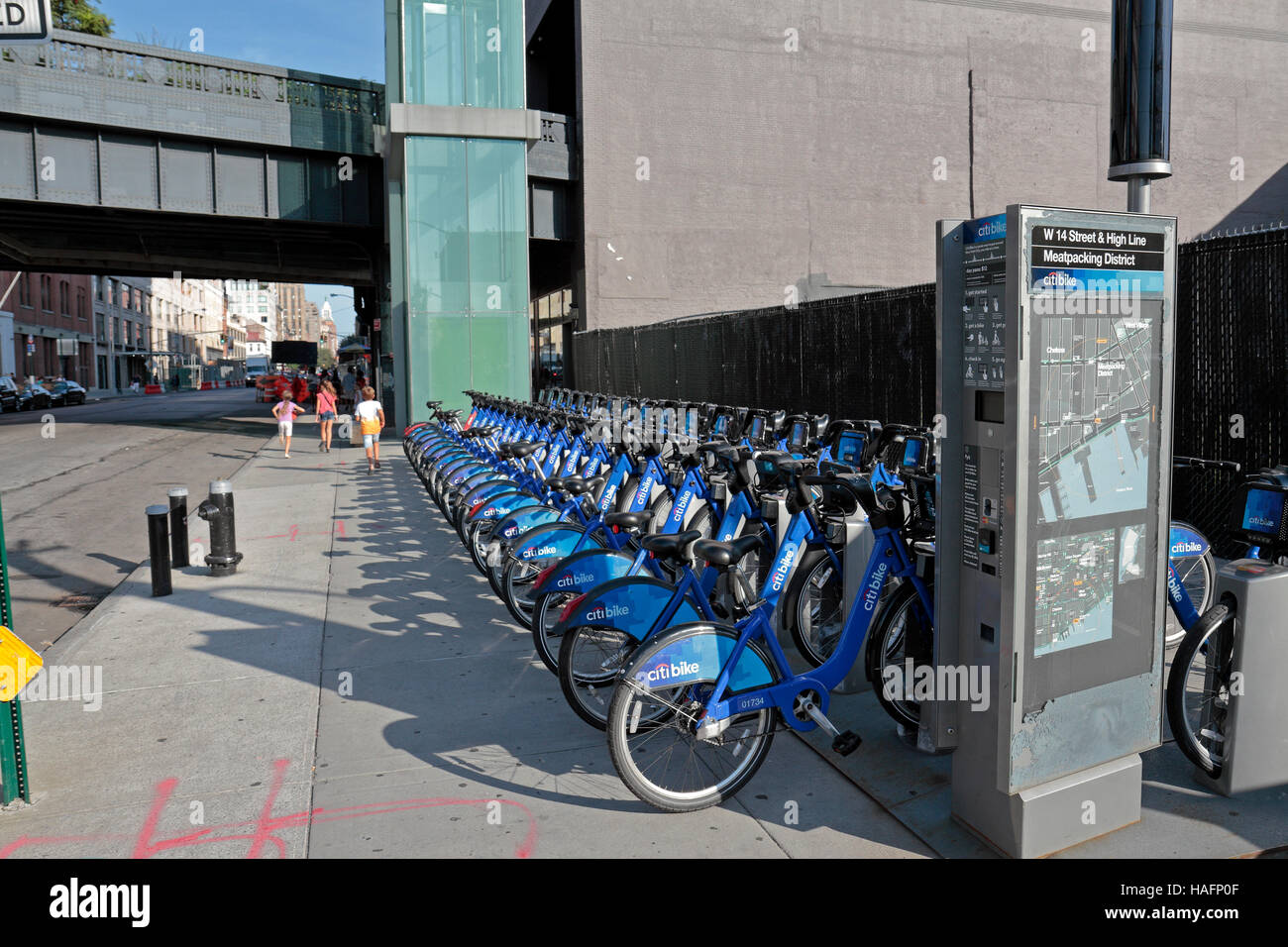 Eine fast vollständige Bank Citi Bike Fahrräder auf der W 14th Street, in der Nähe von Chelsea Market, New York City, Vereinigte Staaten von Amerika. Stockfoto
