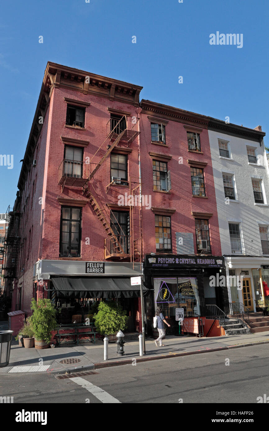 Typische West Village 4-geschossiges Gebäude mit Geschäften und Wohnungen oben, New York City, Vereinigte Staaten von Amerika. Stockfoto