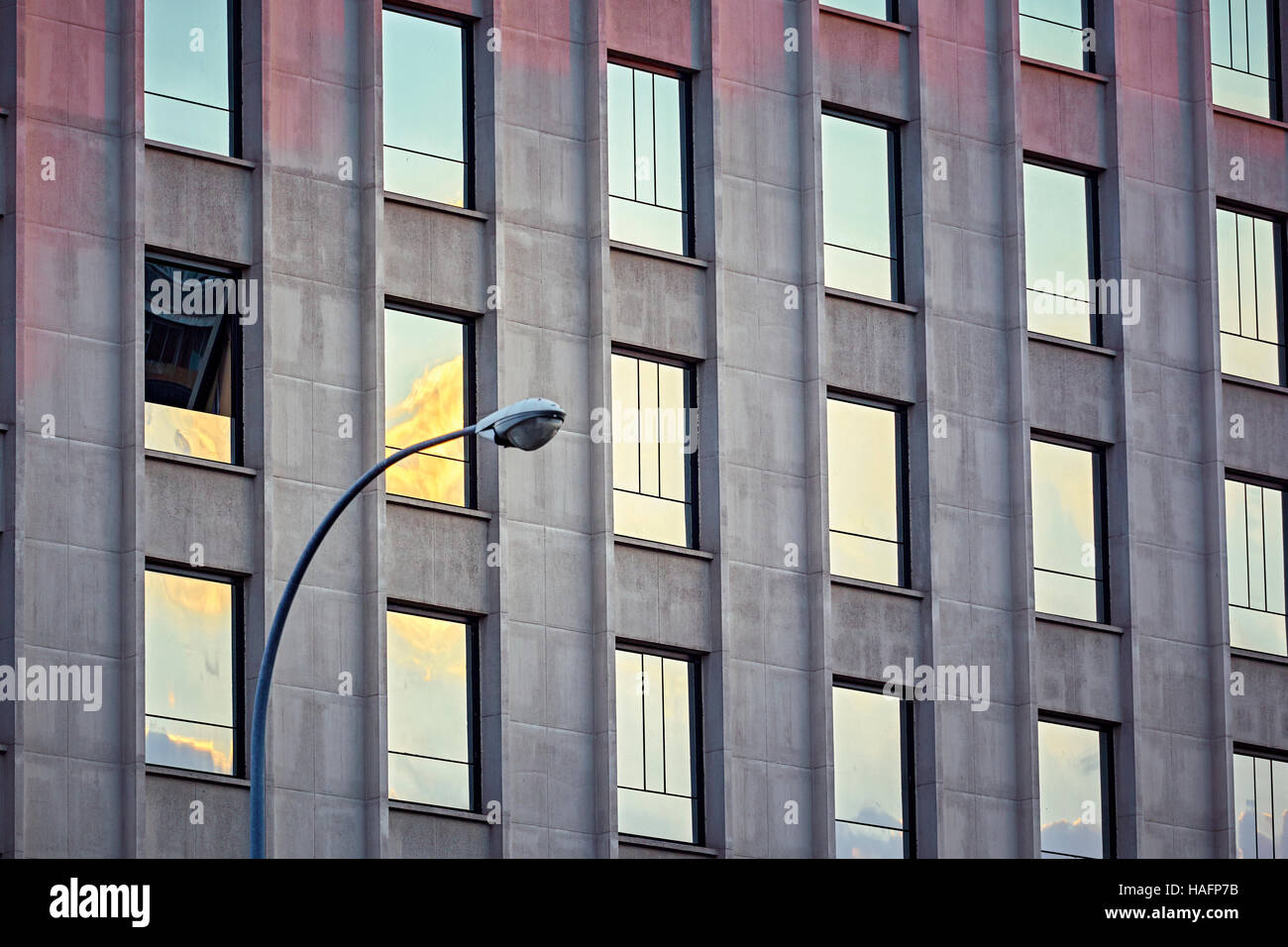 Wiederholungsmuster auf ein Bürogebäude. Madrid. Spanien Stockfoto