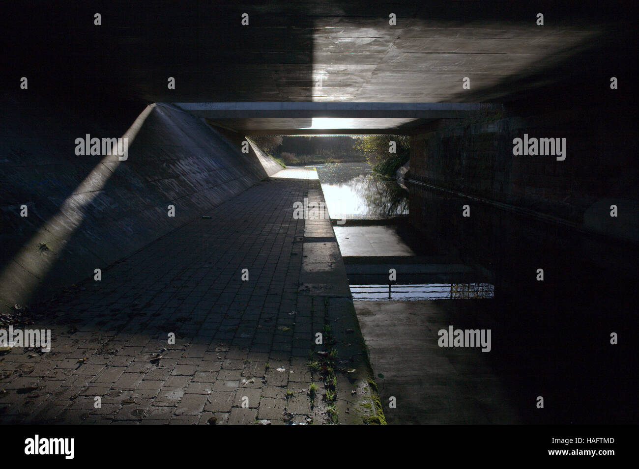 weiter und Clyde Kanal Tunnel Architektur hell dunkel Stockfoto